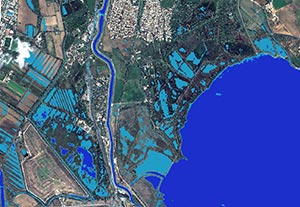 Extraction automatique des surfaces en eau (en bleu) et des zones de ressuyage (en bleu ciel)